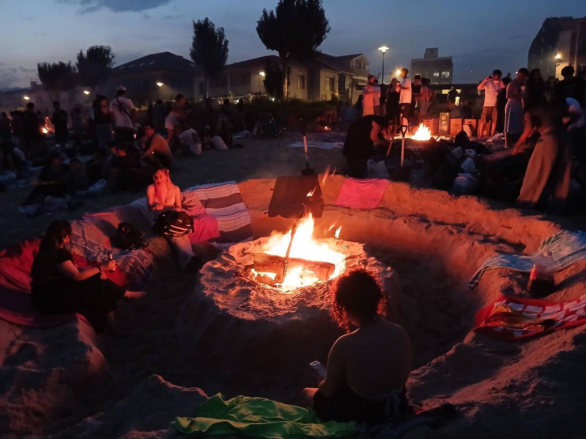La noche de San Xoán en la playa de Rodeira, en Cangas. La noche de San Xoán en la playa de Rodeira, en Cangas.
