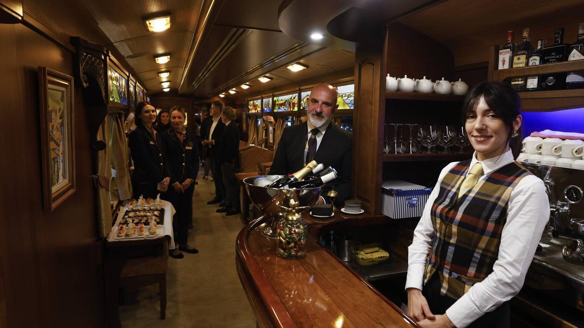 Conciertos a bordo, cócteles, cocina exclusiva y solo 28 pasajeros: así es el Transcantábrico, el tren español de gran lujo que cautiva a los extranjeros