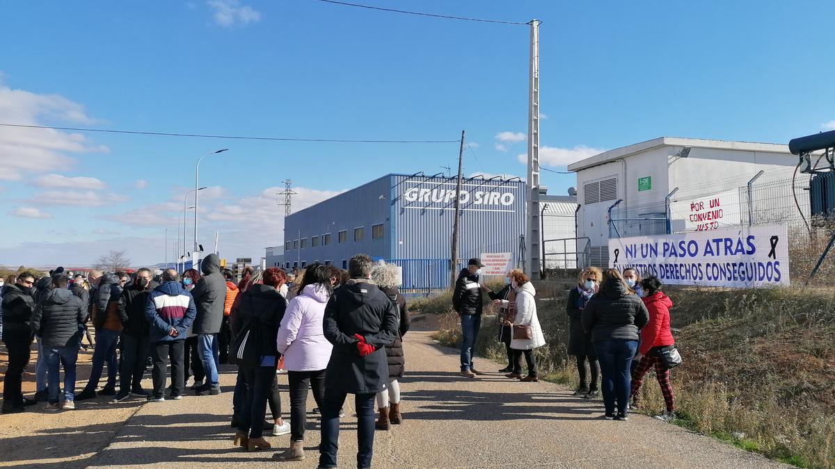 Trabajadores de Siro, en una concentración celebrada en las puertas de la fábrica