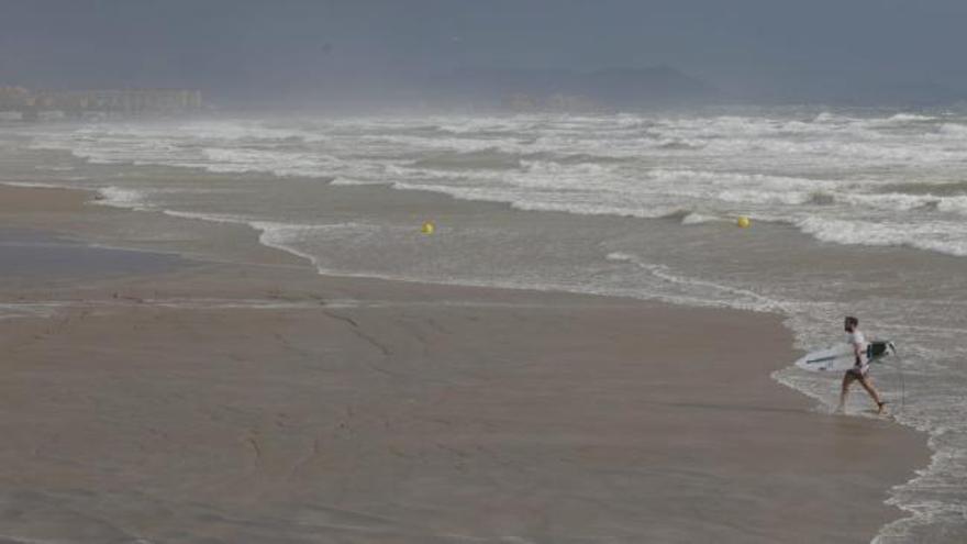 Fuertes vientos y olas de más de tres metros en la costa de València