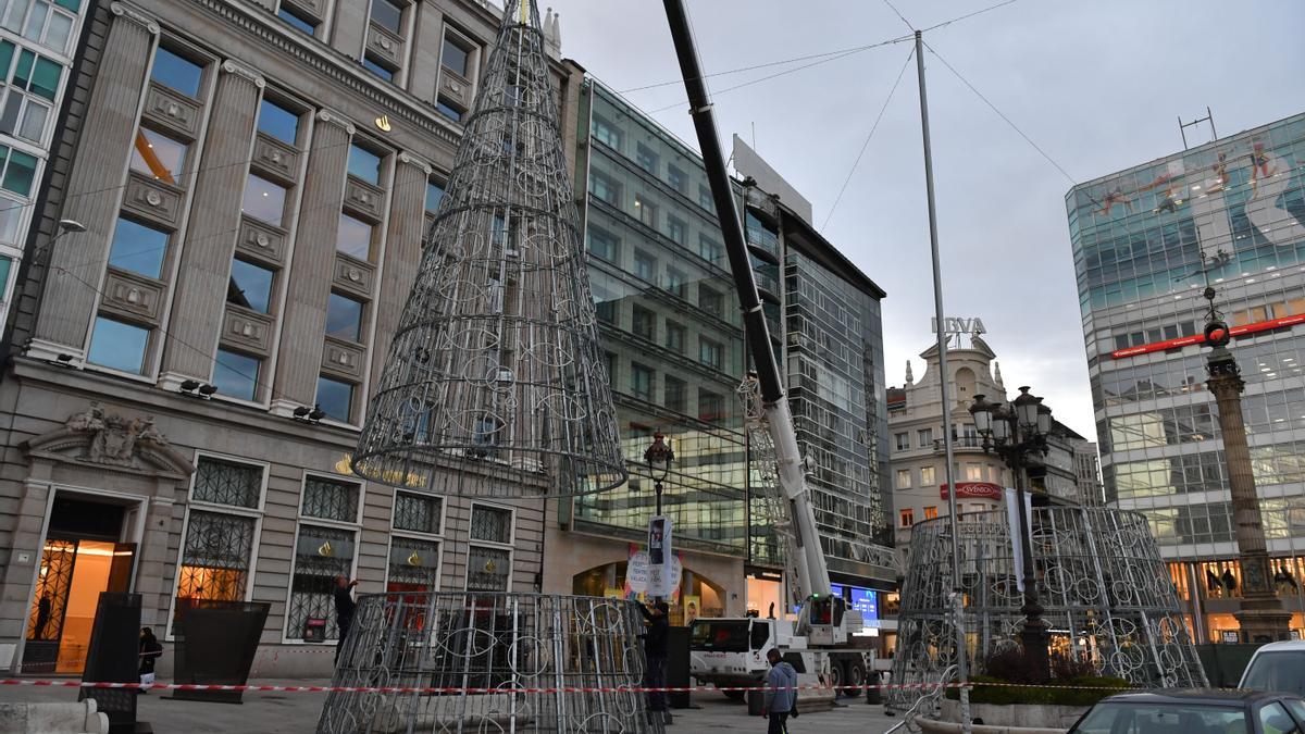 Montaje del árbol navideño en el Obelisco