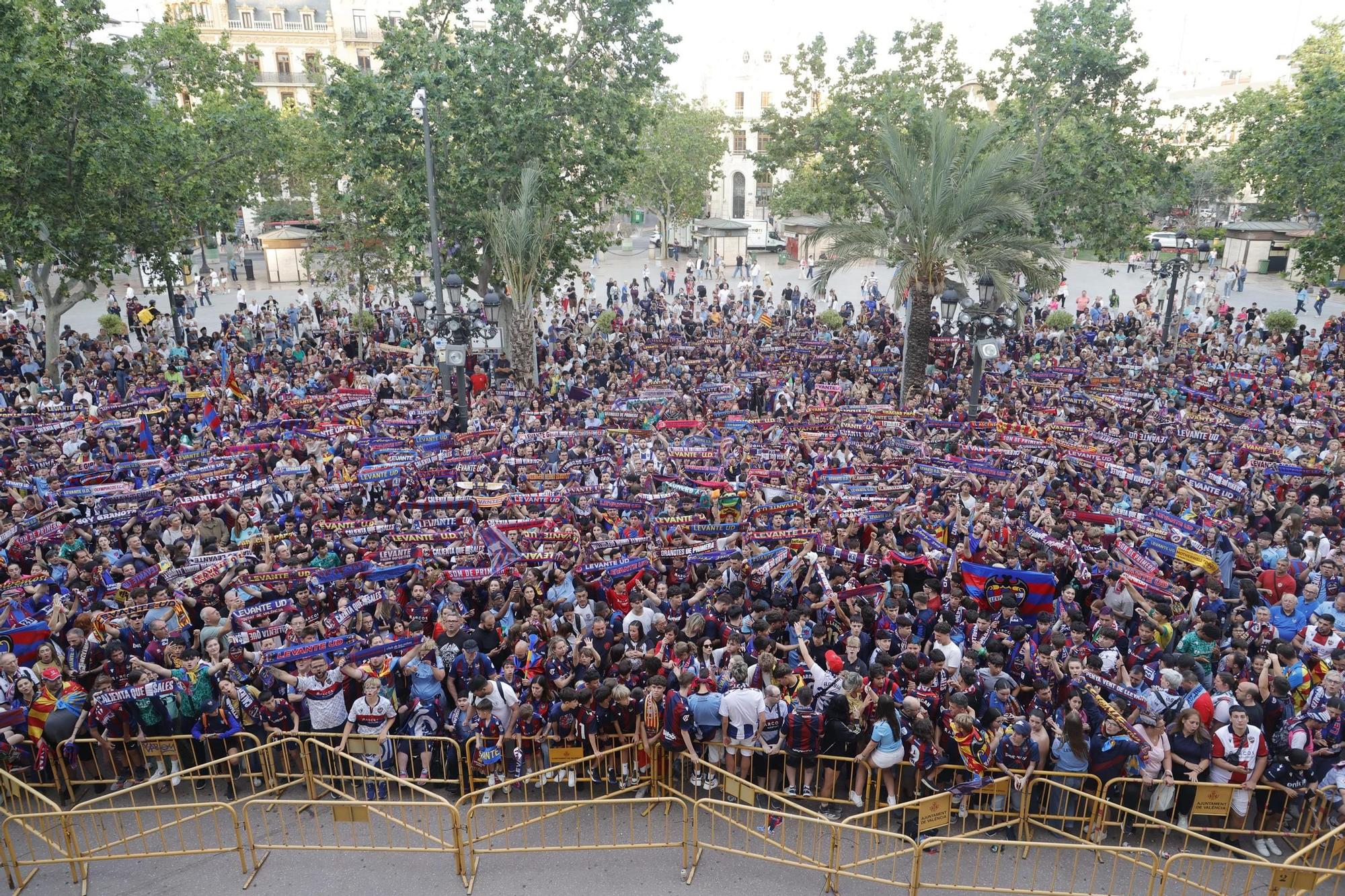 Todas las fotos de la rúa del Levante UD por su ascenso a Primera División