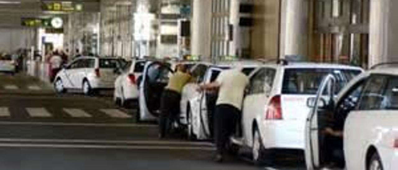 Un lector de matrículas detectará los taxis con autorización en Gando