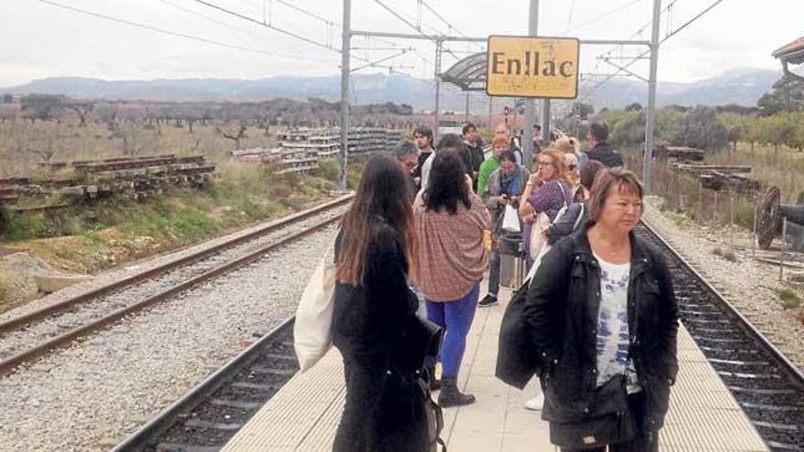 Usuarios esperando el tren ayer por la tarde en la estación de enlace.