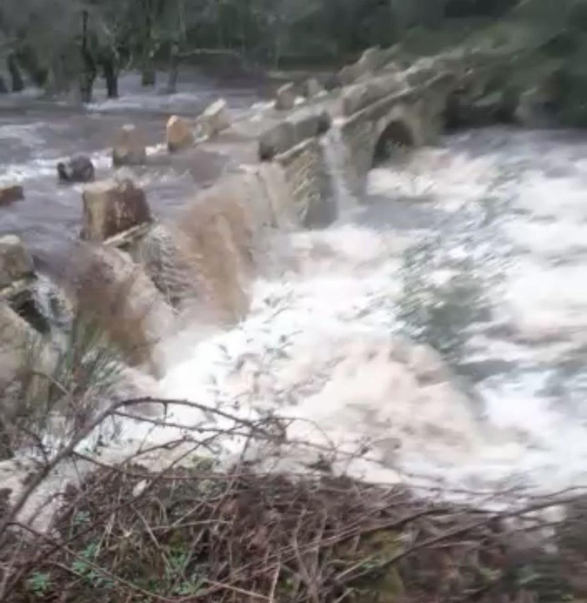 El agua saltó por encima del paso de Ponte dos Cabalos.