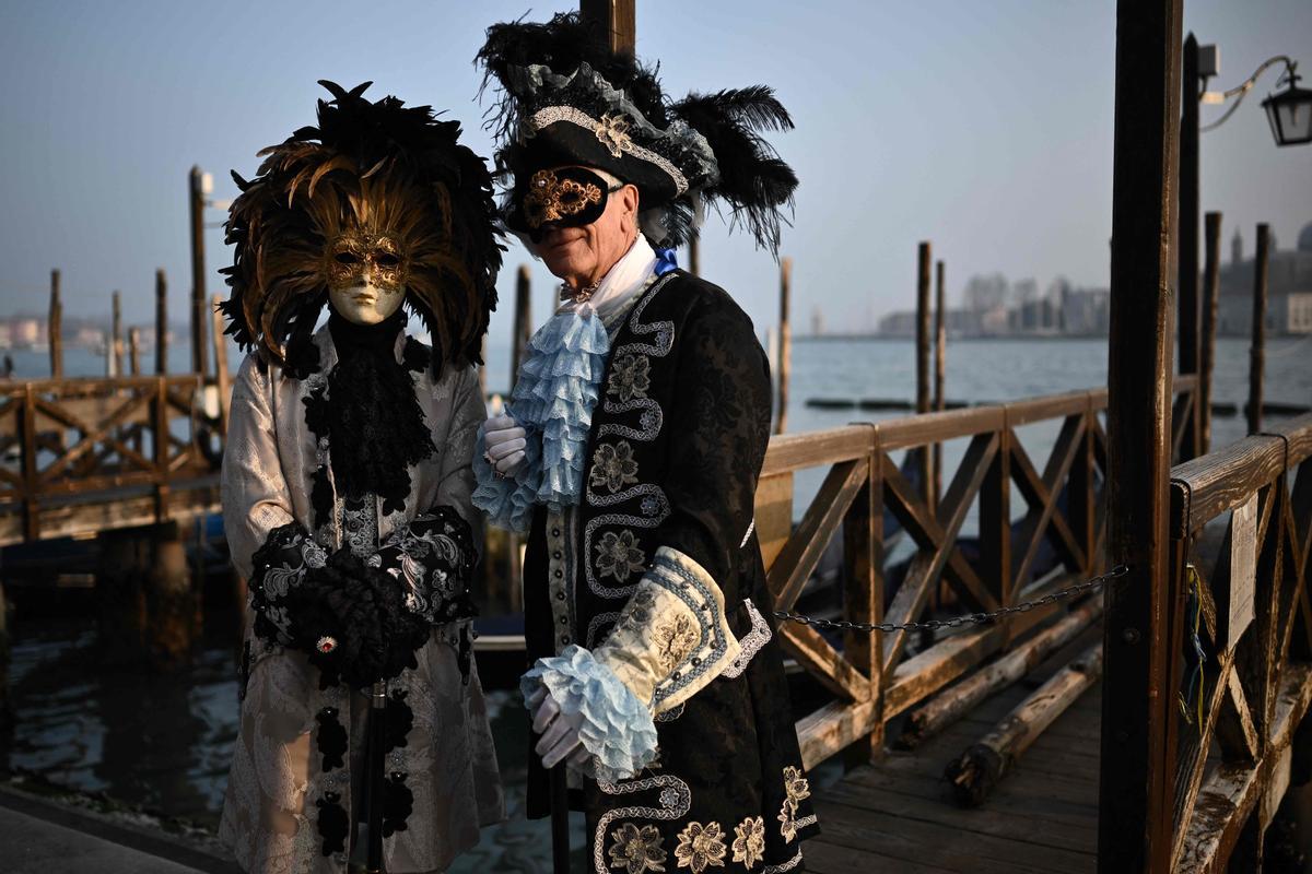 Trajes tradicionales desfilan durante el carnaval de Venecia