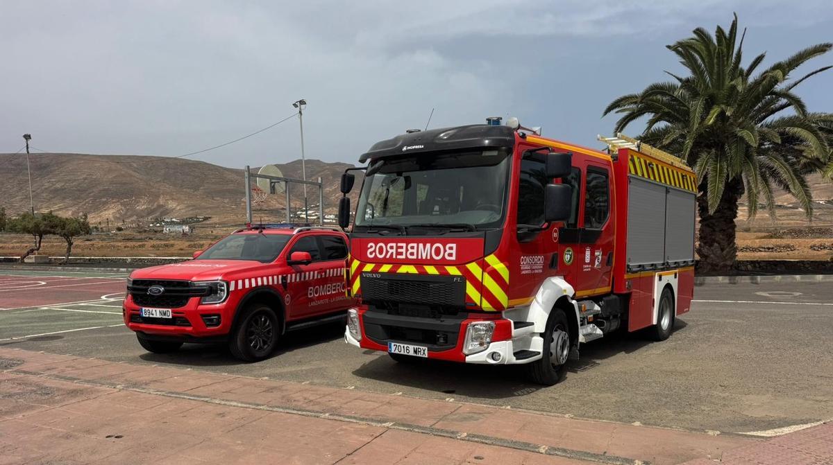 Vehículos de bomberos del Consorcio de Seguridad y Emergencias de Lanzarote, en Arrieta, ayer martes