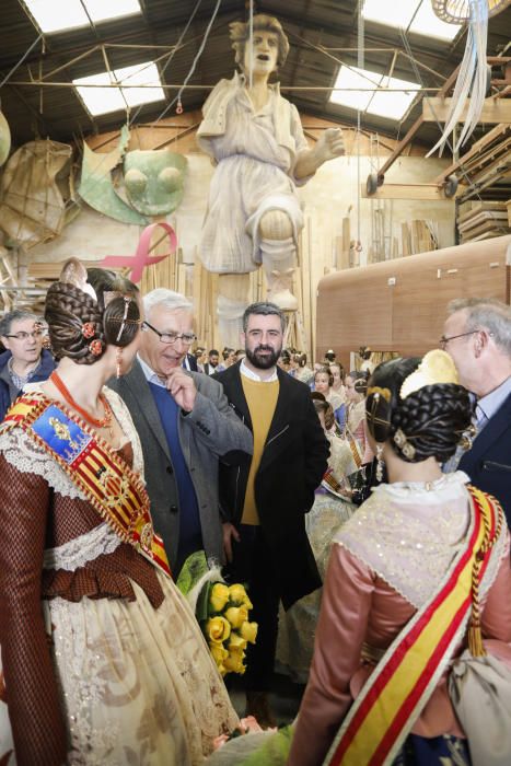 Las falleras mayores visitan el taller de la falla municipal