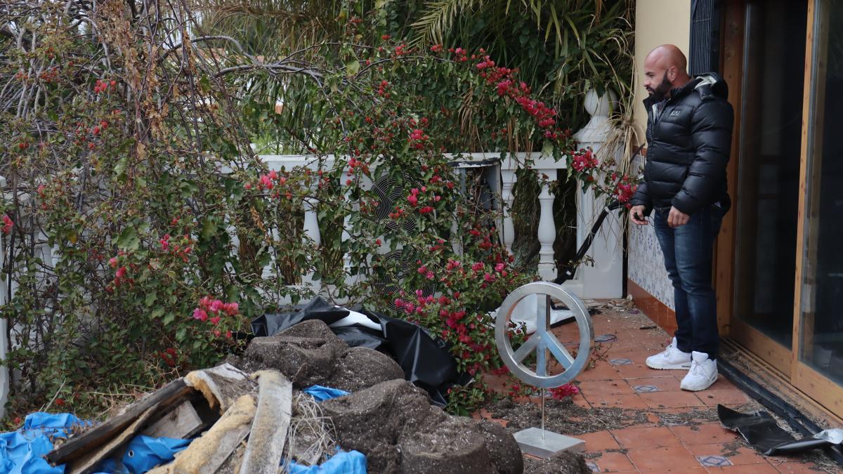 Terrazas antes muy cuidadas, ahora están llenas de tierra y basura