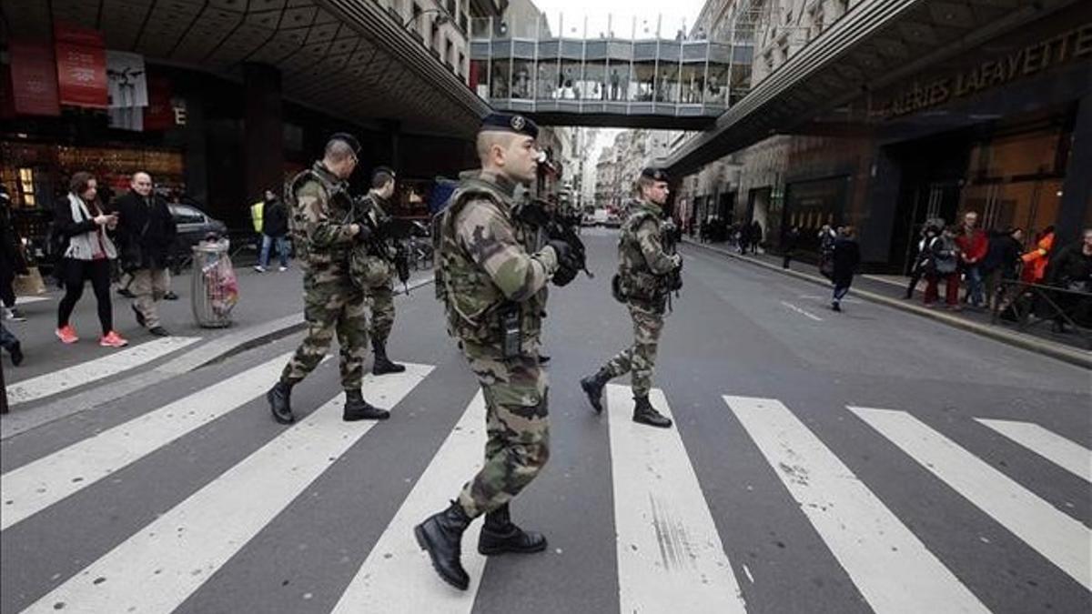 Soldados franceses patrullan por las calles de París.