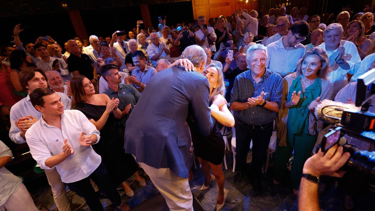 Camps saluda a Sonia Castedo, con Jesús Molins e Inés Peiró, concejales en activo del PP, a la izquierda.