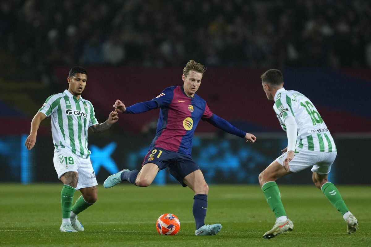 El centrocampista neerlandés del FC Barcelona, Frenkie de Jong (c), con el balón ante el centrocampista del Betis, Sergi Altimira, durante el encuentro correspondiente a la jornada 30 de Laliga EA Sports que disputan hoy sábado FC Barcelona y Betis en el Estadio Olímpico Lluis Companys de Barcelona. EFE / Alejandro García.. (Barcelona) (Betis)