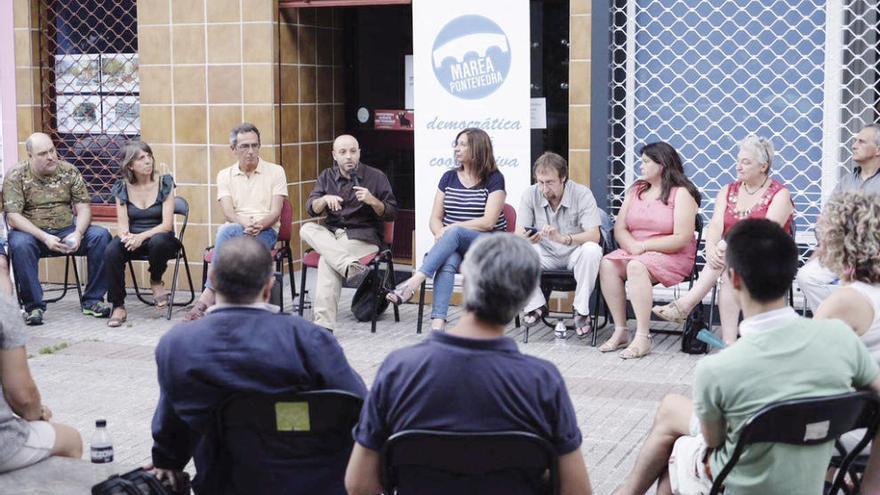 Villares, ayer, en un encuentro con la Marea de Pontevedra. // FdV