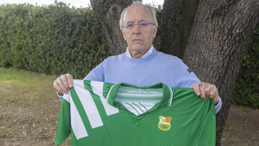 L’històric president del Vilobí Josep Panella, de 72 anys, amb una samarreta del club