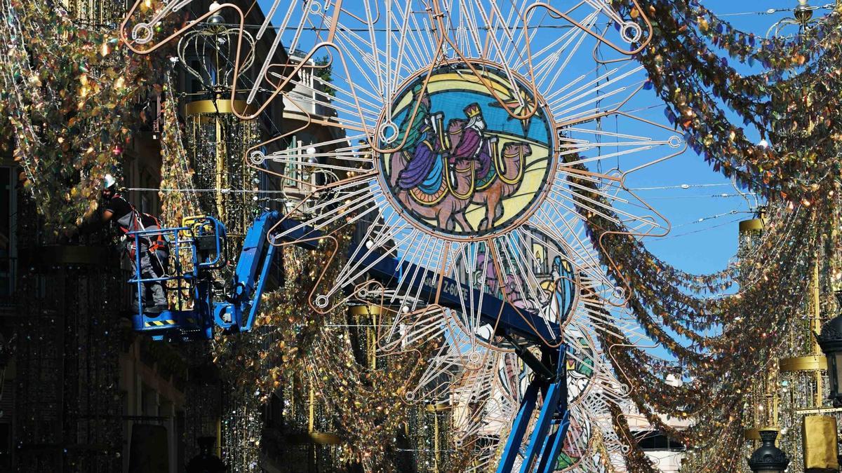 Instalación del alumbrado en calle Larios, a apenas una semana de su encendido.