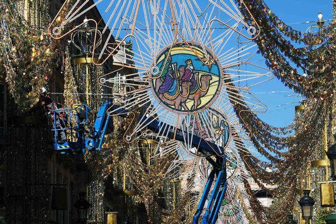 Fotos del montaje de las nuevas luces de Navidad de la calle Larios