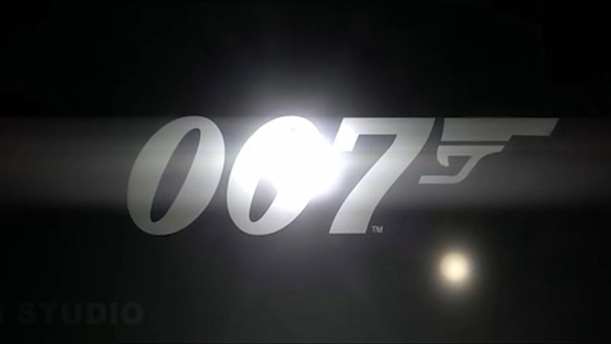 Steven Knight promete que la nueva película de James Bond será mejor y más fuerte