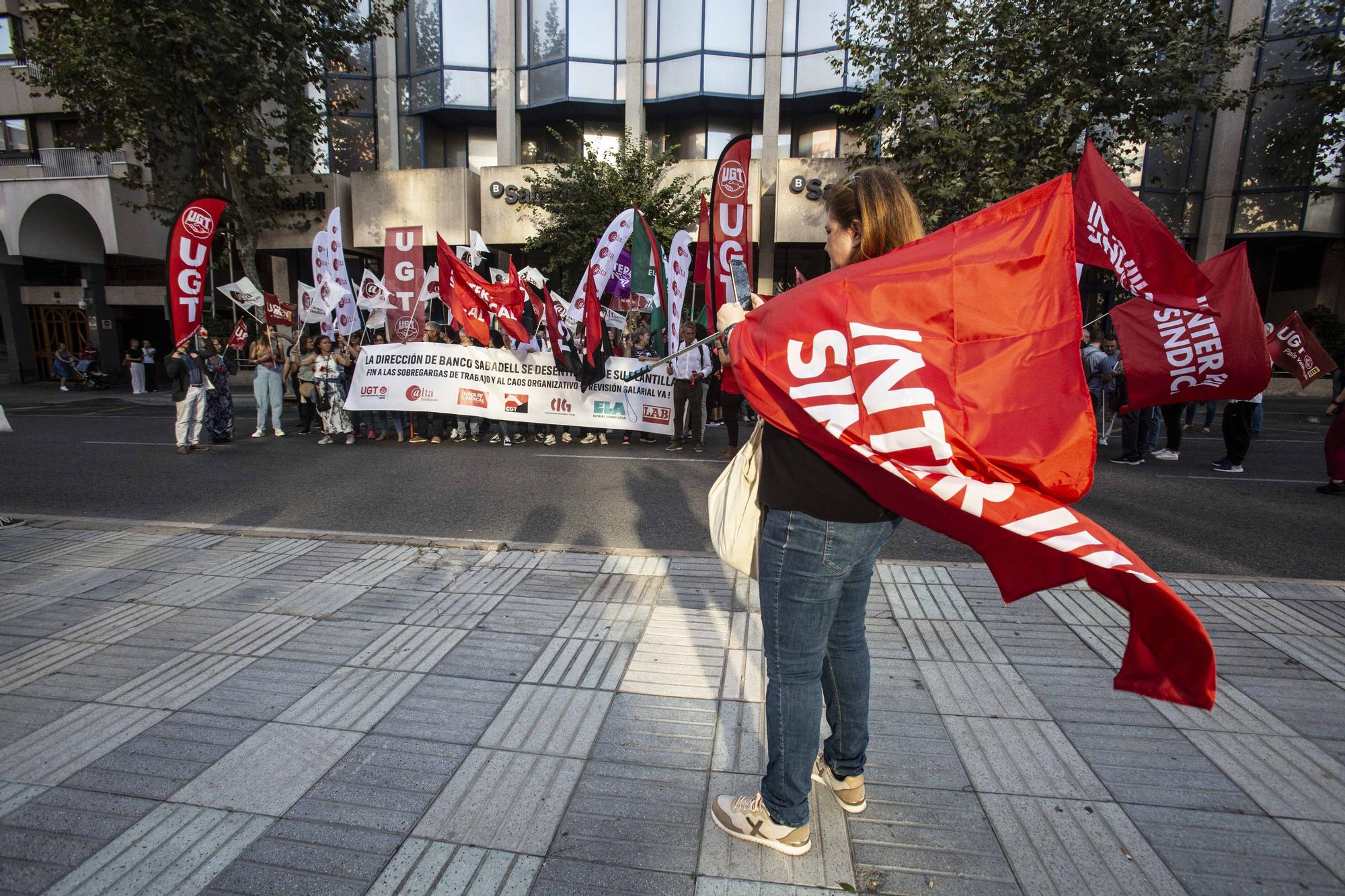 Protesta por las condiciones laborales en Banco Sabadell