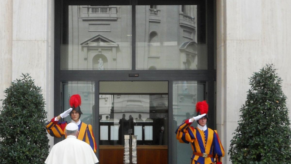El papa Francisco entra en la Casa Santa Marta.