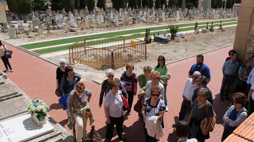Alcoy ofrece recorridos culturales  por el cementerio a la tercera edad