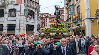 San Roque vence a la lluvia: la imagen del santo de Montpelier ya está en la basílica de Llanes