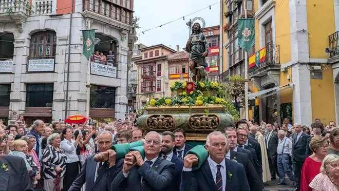 Traslado de la imagen de San Roque desde su capilla a la basílica de Llanes