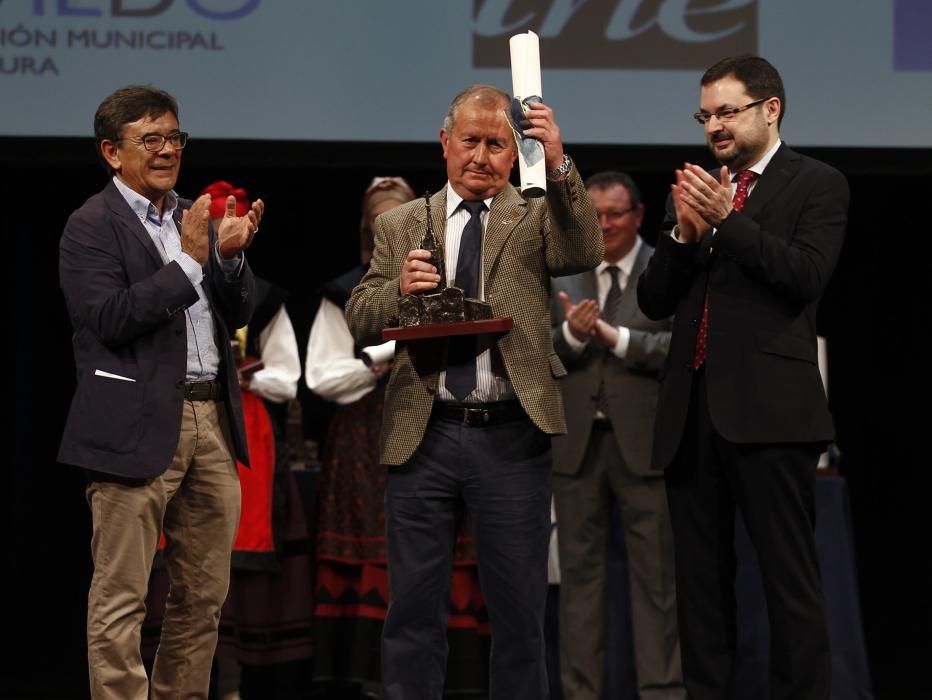 Ceremonia de entrega de los premios del XXIV concurso y muestra del Folclore Ciudad de Oviedo