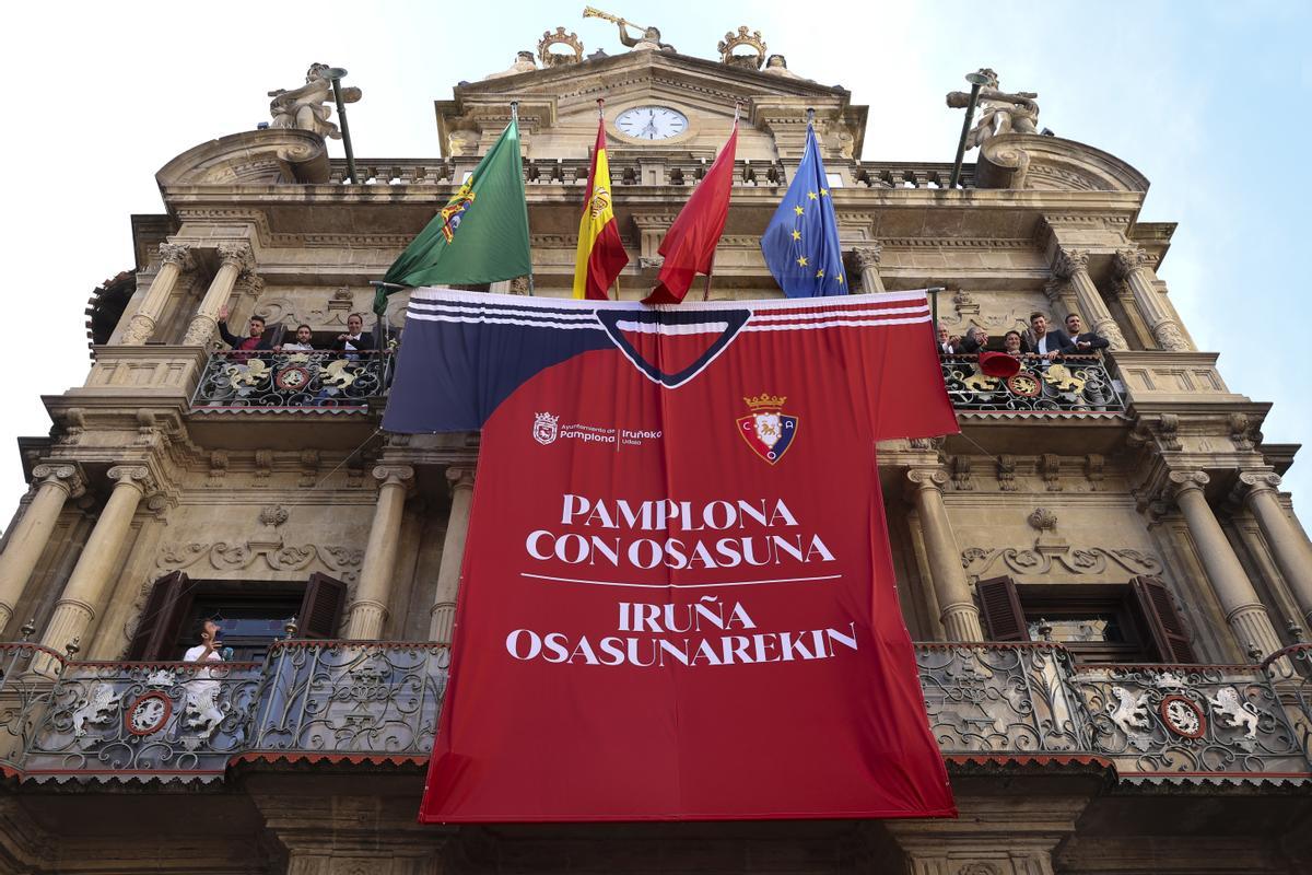 La afición de Osasuna continúa la fiesta de la Copa con un homenaje a los subcampeones