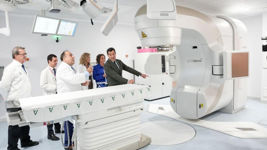 Juanma Moreno y Catalina García, en su visita a la Unidad de Oncología Radioterápica del Hospital Virgen del Rocío.