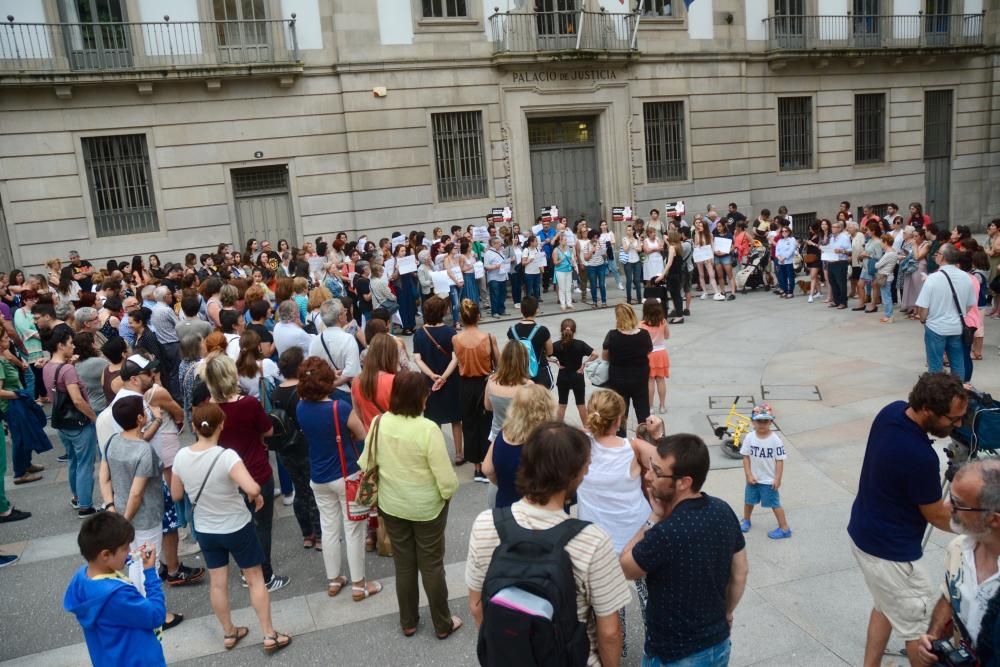 Concentración en Pontevedra contra la libertad provisional para "La Manada"