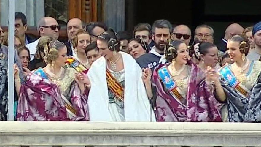 Pere Fuset, la Corte y la Fallera Mayor bailan al ritmo de la música previa a la mascletà