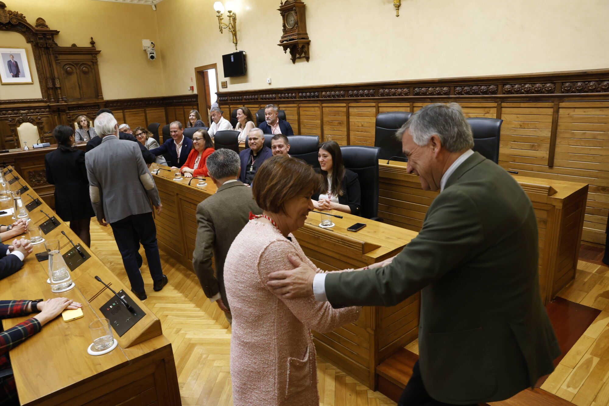 EN IMÁGENES: Gijón honra a sus vecinos ejemplares, ahora sí, tras la interrupción provocada por el apagón