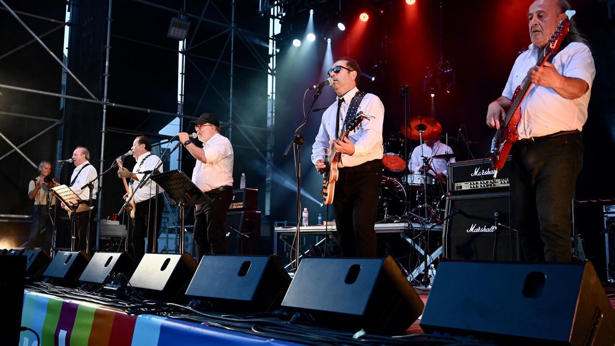 Armando Guerra, en primer término, en un concierto con sus compañeros de los Black Stones.
