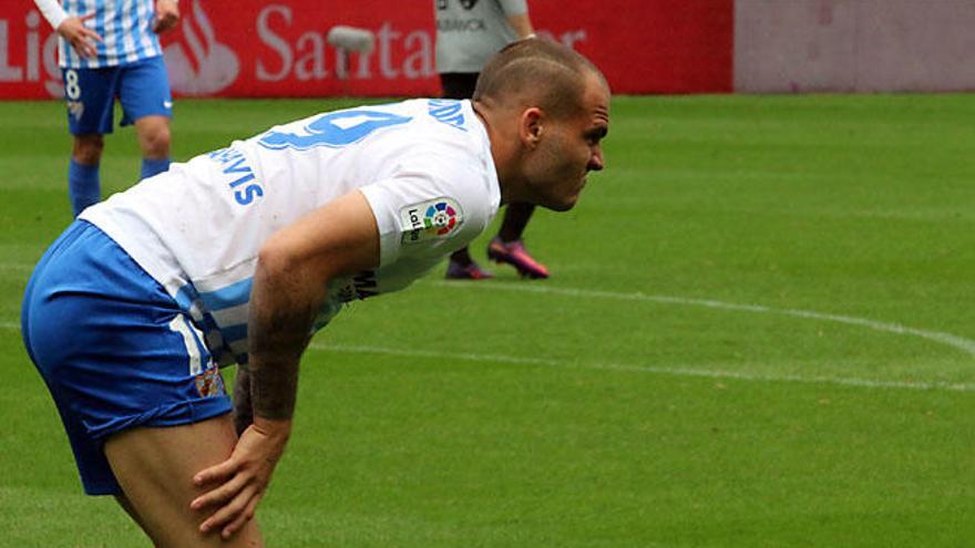 Sandro Ramírez se echa la mano al muslo tras sufrir un pinchazo ante el Deportivo.