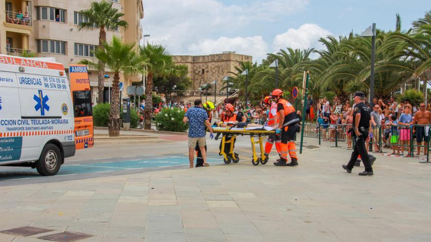 Instante del tralslado de la herida en Moraira.