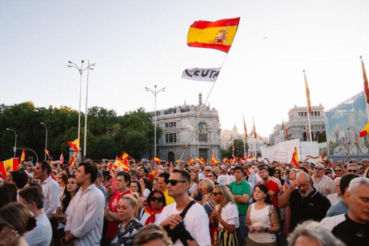 Asistentes a la manifestación con motivo del Día de Ceuta en Madrid