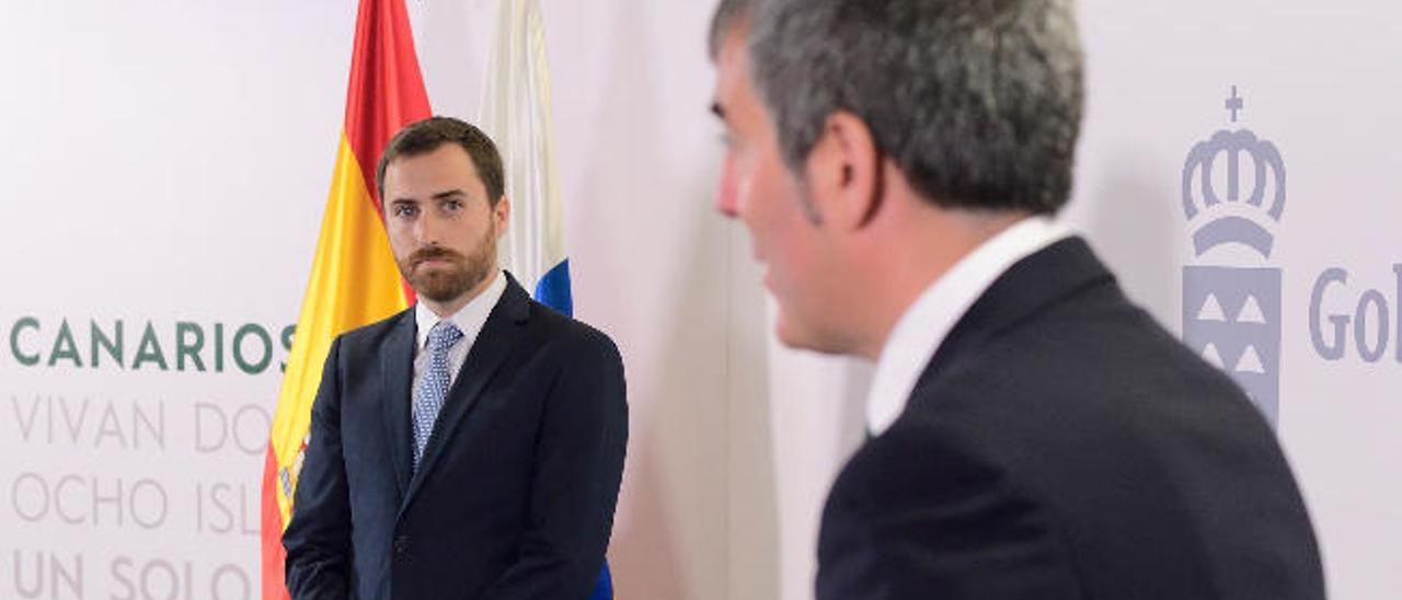 Isaac Castellano, a la izquierda, en su toma de posesión ayer en Presidencia del Gobierno, en la capital grancanaria, con Fernando Clavijo.