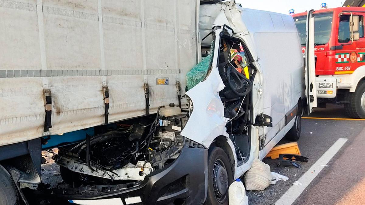 Imagen del grave siniestro producido en Castelló entre un camión y una furgoneta.