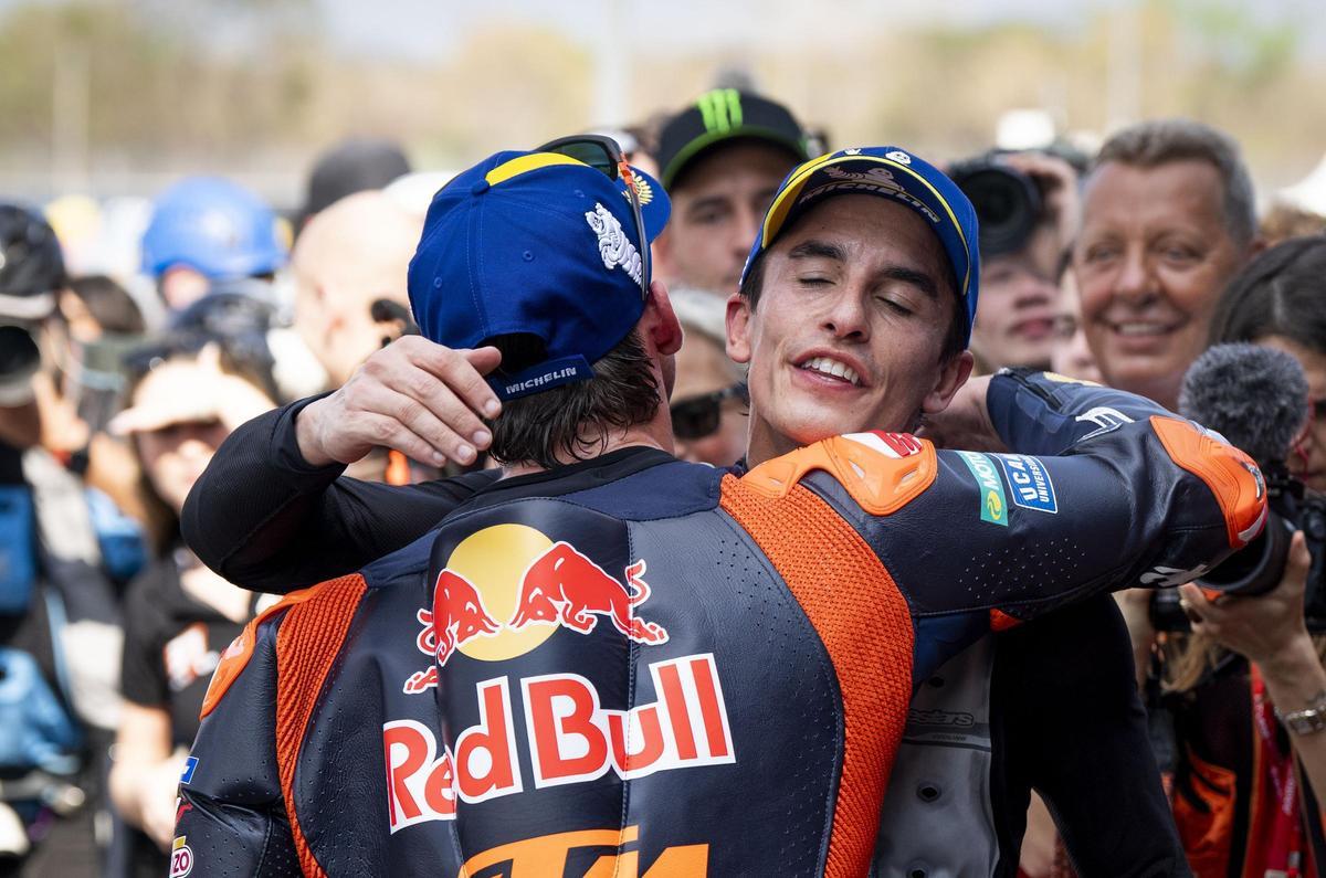 Marc Márquez (Ducati) y Pedro Acosta (KTM) se felicitan, hoy, por la gran carrera protagonizada en Tailandia.