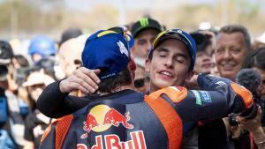 Marc Márquez (Ducati) y Pedro Acosta (KTM) se felicitan, hoy, por la gran carrera protagonizada en Tailandia.