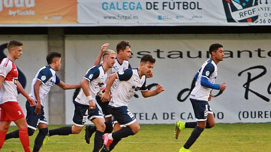 Los jugadores del Ourense CF celebran un gol en O Couto. |  // I. OSORIO