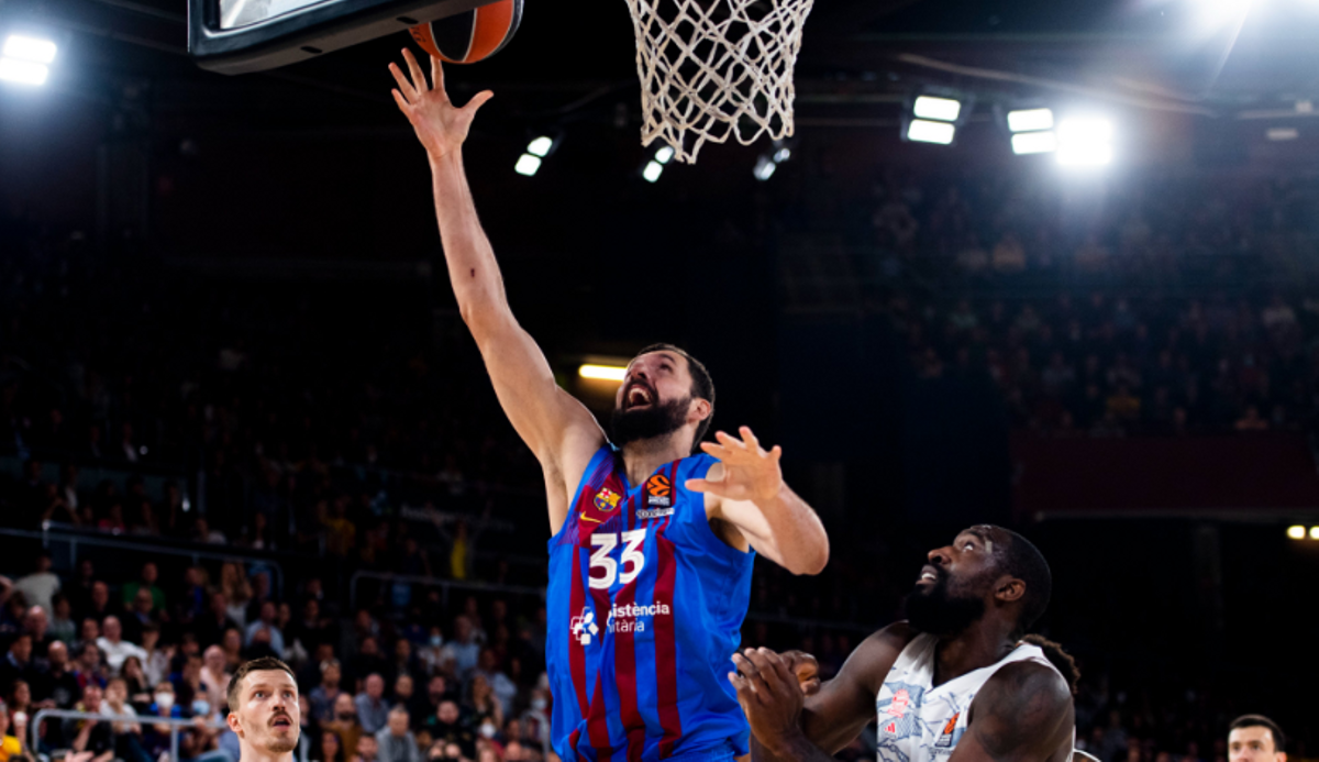 Mirotic anota una canasta bajo el aro en el partido decisivo Mirotic anota una canasta bajo el aro en el partido decisivo