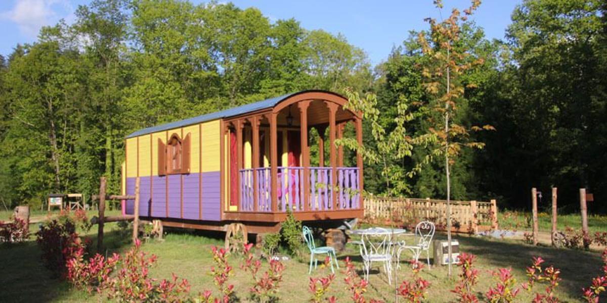 Otra manera curiosa de practicar glamping es dormir en un carro cíngaro del municipio de Zeanuri