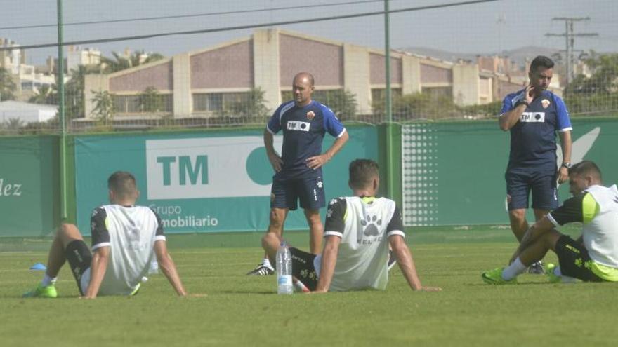 Vicente Mir, técnico del Elche, con varios jugadores en un entrenamiento celebrado en el anexo