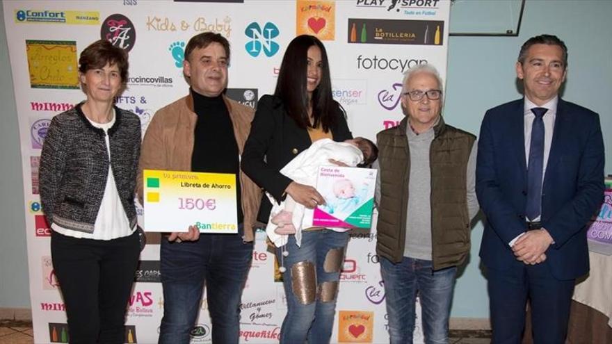 Los comerciantes premian al primer bebé nacido en 2019