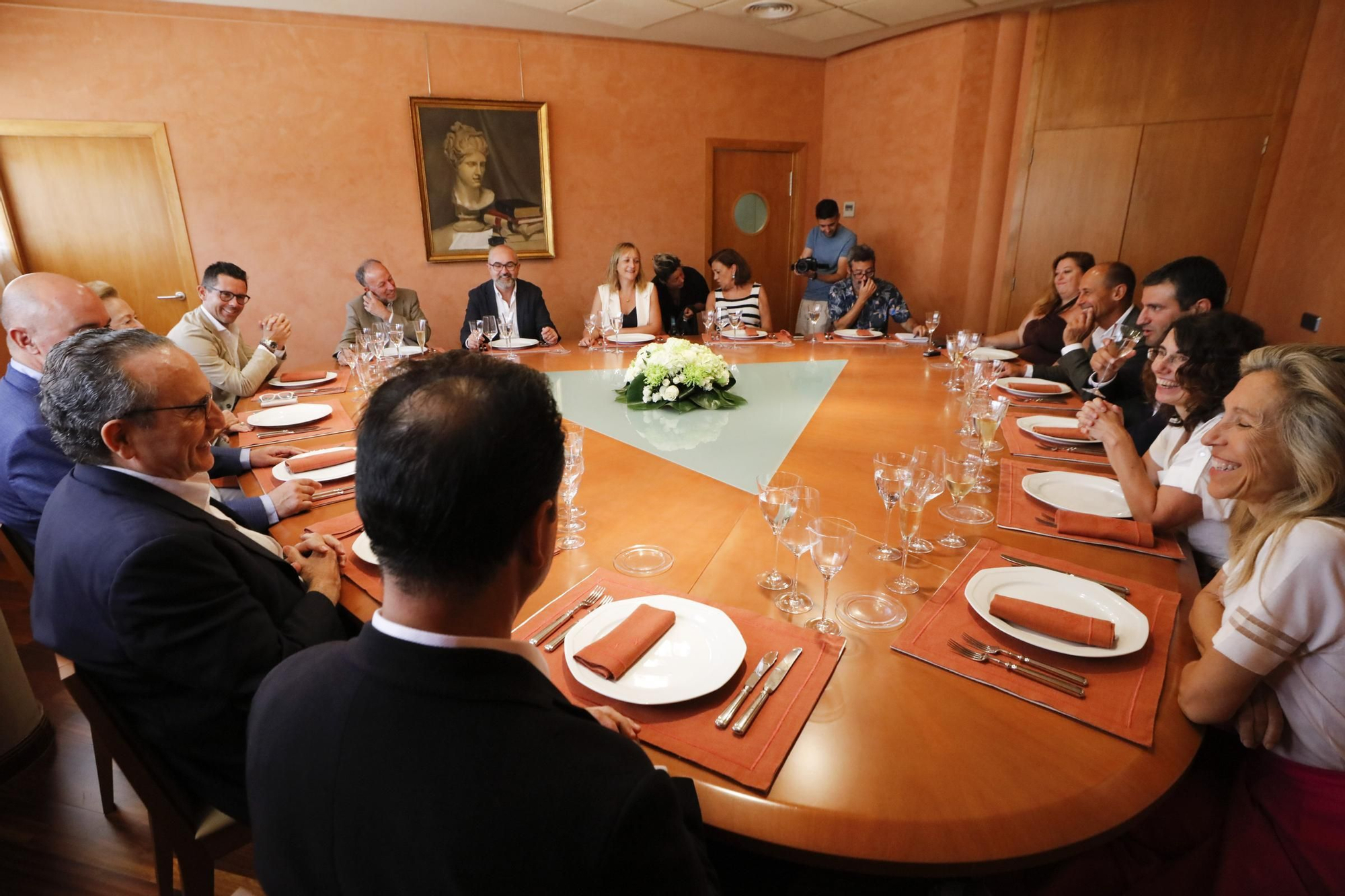 Todas las imágenes de la comida de alcaldes y presidentes en la sede de Diario de Ibiza