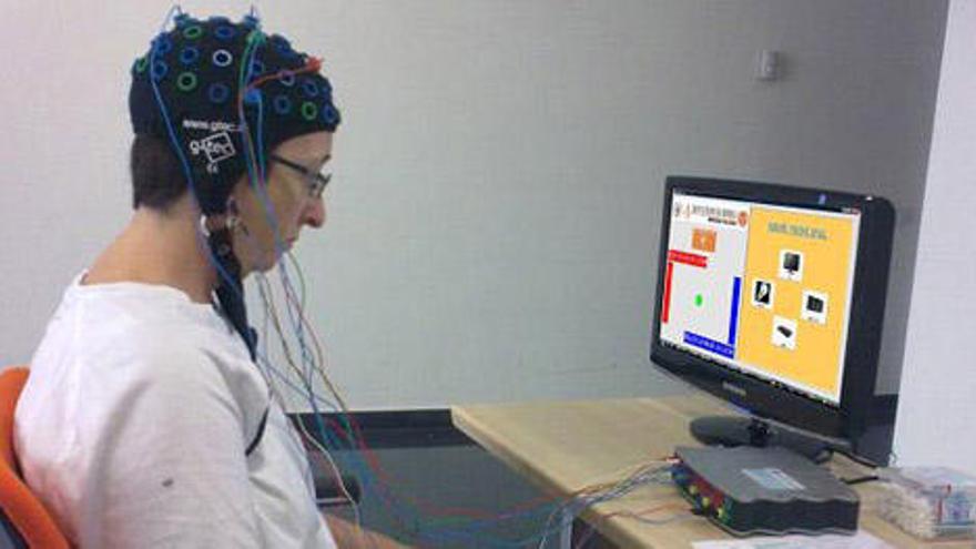 Una usuaria del Centro de Referencia Estatal de Discapacidad y Dependencia de San Andrés del Rabanedo utiliza el sistema Brain Computer Interface.