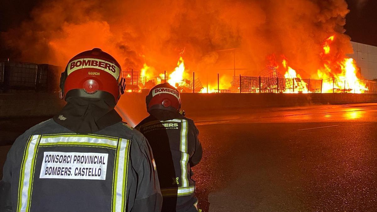 Los bomberos sofocan el incendio de este viernes en la Vall d'Uixó.