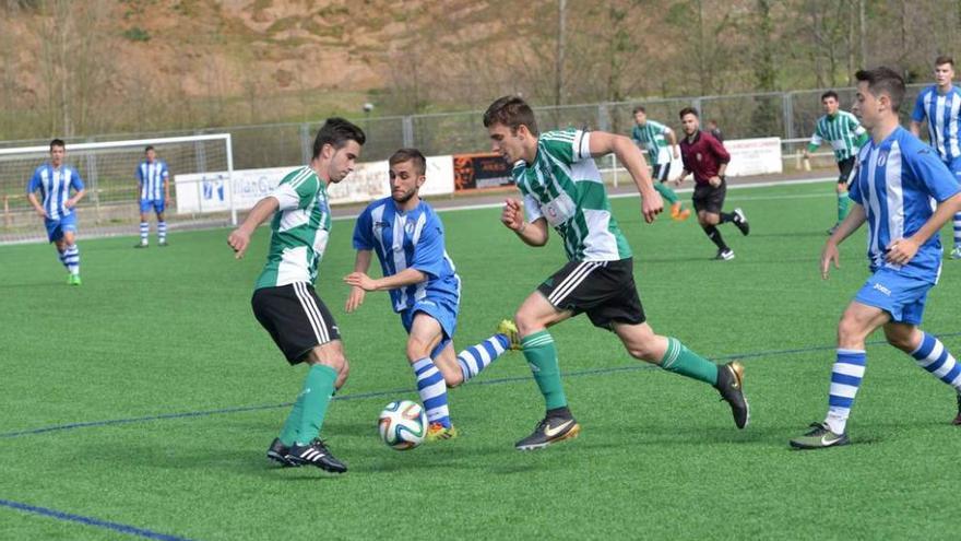 Una jugada del partido Lenense-Avilés B disputado ayer.