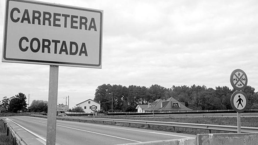 Sobre estas líneas, el desvío por la antigua carretera nacional que atraviesa Artedo y Soto de Luiña. A la izquierda, la señalización del corte de la carretera de la costa. | s. a. g.